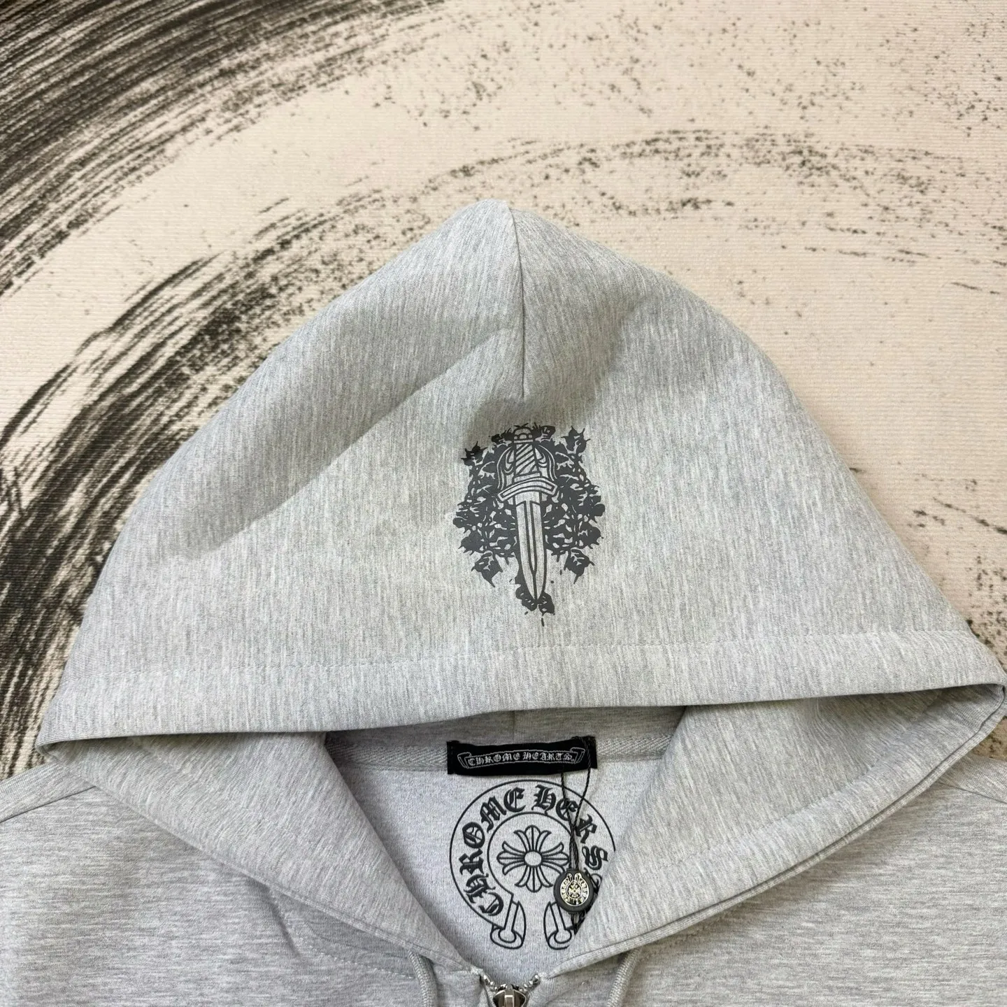 P320 ChromeHearts Miami limited edition horseshoe hooded sweatshirt, the same style as ChromeHearts counters. Made of custom air cotton fabric. Original customization. Details are restored in place. Very textured on the handle. Three-dimensional and atmospheric. Versatile and easy to wear in autumn. Simple and elegant. Adopting os version. The upper body effect is great. Suitable for all body types. Soft and comfortable. CH letter offset printing on the front ➕ Horseshoe Sanskrit offset printing on the back. Small markings on the hem. Machine washable. Does not fade or deform. Complete accessories. Original mold opening. Perfectly restored zp 2:1, same style for men and women, versatile and not picky, size s m l xl color gray